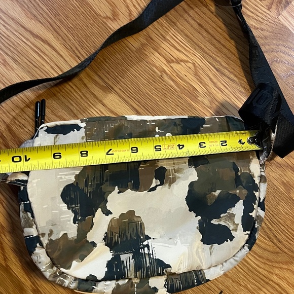 Free People Movement Quilted Print Sling Bag Camo NEW - Picture 9 of 17